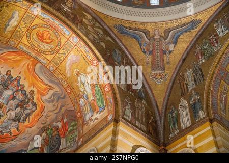 St. Louis, MO USA - 13. April 2019: Atemberaubende Mosaikwände veranschaulichen das byzantinische Innere der Kathedrale Basilika St. Louis Kuppeln. Stockfoto