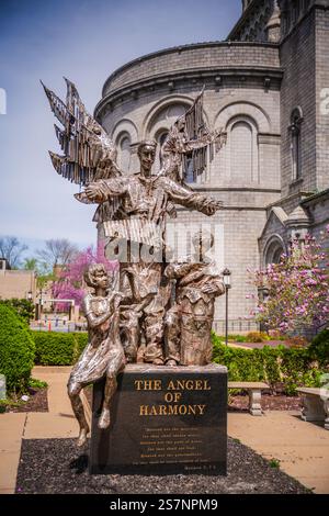 St. Louis, MO USA - 13. April 2019: Die Engel der Harmonie Skulptur von Wiktor Szostalo ist aus geschweißtem Edelstahl und steht 14 Fuß. Stockfoto