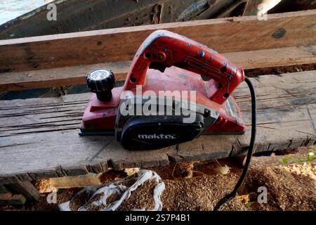 Tarakan - Indonesien, 18. März 2022: Alte gebrauchte rote Hobelmaschine auf dem Holz Stockfoto