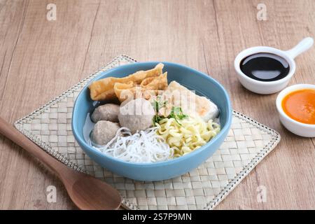 Bakwan Malang oder Bakso Malang, traditionelle Gerichte aus Malang, Ost-Java, Indonesien. Fleischbällchensuppe mit Nudeln, Tofu und gebratenen Knödeln Stockfoto