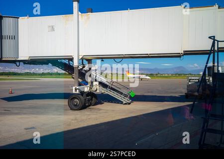 Skybridge wartet auf das nächste Flugzeug im Toussaint louverture International Airport an einem Tag, an dem der blaue Himmel vorbeikommt Stockfoto
