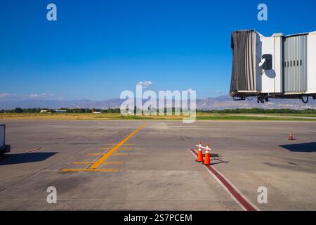 Skybridge wartet auf das nächste Flugzeug im Toussaint louverture International Airport an einem Tag, an dem der blaue Himmel vorbeikommt Stockfoto