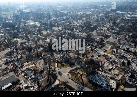 Los Angeles, Usa. September 2017. Eine Drohne fängt Strukturen ein, die durch den Eaton-Brand in Altadena beschädigt wurden. (Foto: Ringo Chiu/SOPA Images/SIPA USA) Credit: SIPA USA/Alamy Live News Stockfoto