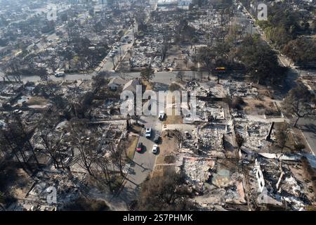 Los Angeles, Usa. September 2017. Eine Drohne fängt Strukturen ein, die durch den Eaton-Brand in Altadena beschädigt wurden. (Foto: Ringo Chiu/SOPA Images/SIPA USA) Credit: SIPA USA/Alamy Live News Stockfoto