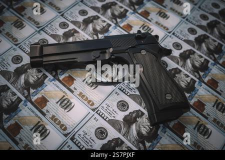 Schwarze Waffe im Hintergrund von Bargeld. Der Begriff kriminelles Geld oder Söldneraktivitäten. Kriminelle Geschäfte Stockfoto