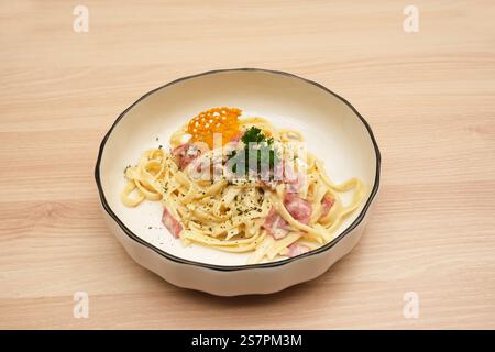 Spaghetti Carbonara mit Eiern, Parmesankäse und Sahnesauce. Traditionelle italienische Küche. Stockfoto