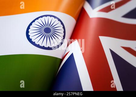 Die bunte Flagge großbritanniens und die Nationalflagge indiens schwenken. Makro Stockfoto