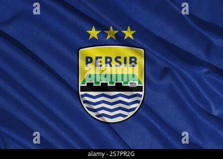 Pringsewu, lampung; 20. Januar 2025; Flagge des indonesischen Fußballvereins der 1. Liga Persib Bandung mit strukturiertem Stoff Stockfoto