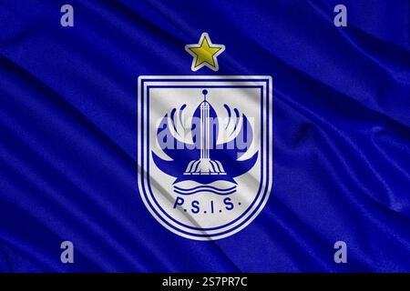 Pringsewu, lampung; 20. Januar 2025; Flagge des indonesischen Fußballvereins der 1. Liga PSIS Solo mit strukturiertem Material Stockfoto