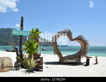Folgen Sie Ihrer Herzdekoration am Thai Beach. Stockfoto