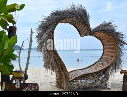 Folgen Sie Ihrer Herzdekoration am Thai Beach. Stockfoto