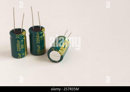 Isolierter Kondensator, wird in elektronischen Geräten verwendet. Konzept der elektronischen Bauteile. Stockfoto