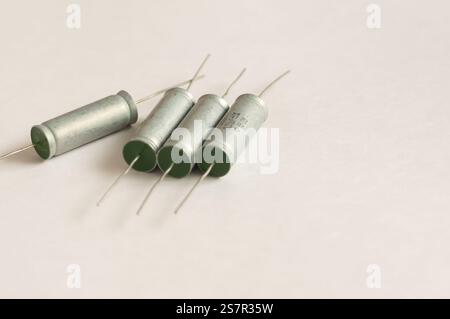 Isolierter Kondensator, wird in elektronischen Geräten verwendet. Konzept der elektronischen Bauteile. Stockfoto