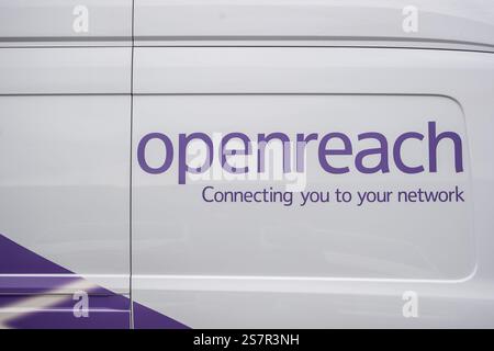 Dateifoto vom 03/20 eines Openreach-Transporters im Openreach-Schulungszentrum in Peterborough. OpenREACH hat eine Rekordzahl neuer Börsenstandorte angekündigt, an denen das Unternehmen plant, den Verkauf herkömmlicher kupferbasierter Telefon- und Breitbanddienste zu stoppen. Ziel ist es, Menschen dazu zu ermutigen, über eine ultraschnelle Vollfaserverbindung auf neue digitale Dienste aufzurüsten. Ausgabedatum: Montag, 20. Januar 2025. Stockfoto