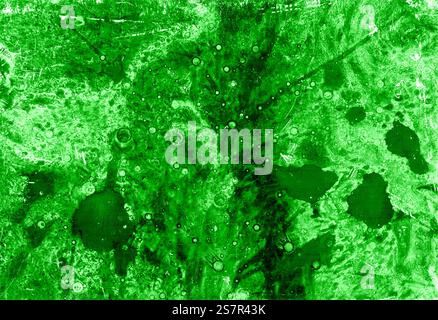 Abstrakter Hintergrund. Verschiedene Grüntöne. Marmoreffekte. Chaotische Flecken, Tropfen, Punkte und Kreise, Schrammen, Streifen. Stockfoto