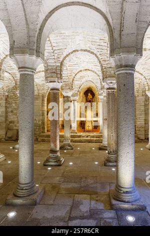 In einer unterirdischen Krypta mit einem Altar Stockfoto