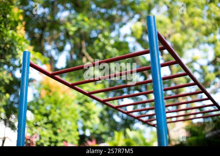 Ein Monkey Bar-Trainingsgerät in einem Park im Freien steht bereit Stockfoto