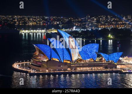 Das Sydney Opera House bei Nacht, farbenfroh beleuchtet mit einem Film während des jährlichen „Vivid Sydney“ Festivals Stockfoto