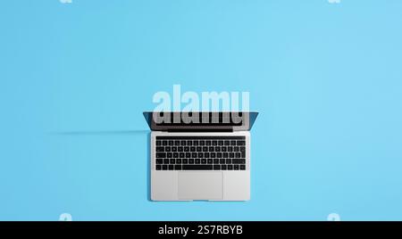 Offener Laptop mit leerem Bildschirm auf leuchtendem blauem Hintergrund, ideal für die Präsentation von Designs, Websites oder Apps Stockfoto