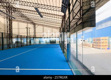 Padel-Platz mit Schlangen und Netz im Haus Stockfoto