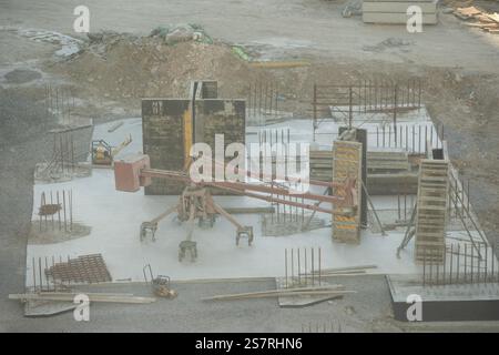 Arbeiter arbeiten auf großen Baustellen und viele Krane arbeiten im Industrie-Neubaugeschäft. Hochwertige Fotos Stockfoto
