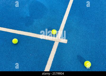 Sportkonzept mit Padel-Tennisball auf weißer Linie auf Padel-Tennisplatz in blauer Farbe. Flach, Draufsicht, Kopierraum, Nahaufnahme. Hochwertige Fotos Stockfoto