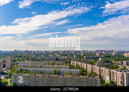 Wohngegend mit Paneelgehäuse, üppigem Grün, von oben unter bedecktem Himmel betrachtet Stockfoto