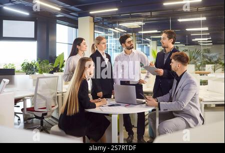 Professionelles Business-Team Mit Laptop-Meeting Im Büro Stockfoto