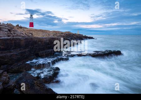 Blick auf den Portland Bill Lighthouse zur blauen Stunde. Isle of Portland, Dorset, Vereinigtes Königreich, Nordeuropa. Stockfoto