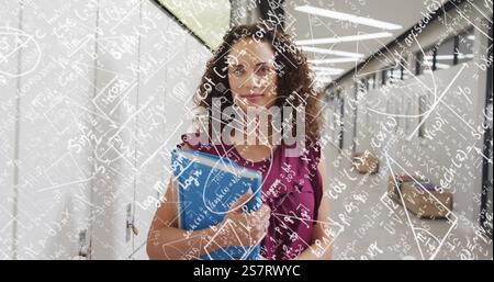 Darstellung mathematischer Gleichungen über birassische Lehrerin mit Aktenkoffer Stockfoto