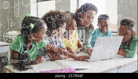 Bild chemischer Gleichungen über birassisches Lehrerlernen mit verschiedenen Schülern Stockfoto