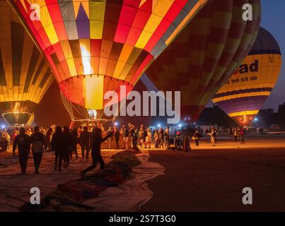 Vor der Morgendämmerung Inflation von Heißluftballon, Theben, Luxor, Ägypten Stockfoto