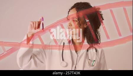 Bild des dna-Strangs über der afroamerikanischen Ärztin, die ein Fläschchen hält Stockfoto