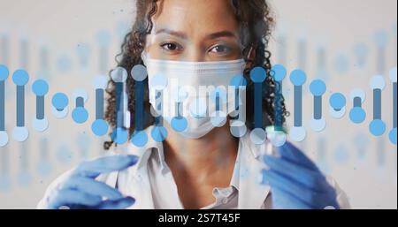 Abbildung des dna-Strangs über afroamerikanischer Ärztin mit Durchstechflasche und Spritze Stockfoto