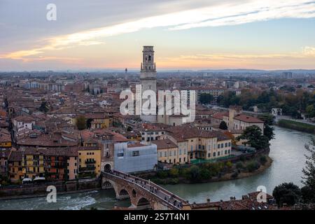 Atemberaubender Panoramablick auf Verona, Italien, mit der historischen Ponte Pietra, dem Glockenturm der Kirche Sant'Anastasia und der sich schlängelnden Etsch Stockfoto