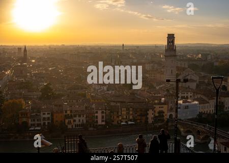 Ruhige Aussicht auf Verona, Italien, bei Sonnenuntergang, mit Blick auf die historischen Dächer, Glockentürme und das warme goldene Licht der Stadt Stockfoto