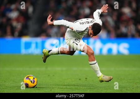Madrid, Spanien. Januar 2025. Daniel Ceballos von Real Madrid während des La Liga EA Sports Matches zwischen Real Madrid und UD Las Palmas spielte am 19. Januar 2025 im Santiago Bernabeu Stadion in Madrid. (Foto: Bagu Blanco/PRESSINPHOTO) Credit: PRESSINPHOTO SPORTS AGENCY/Alamy Live News Stockfoto