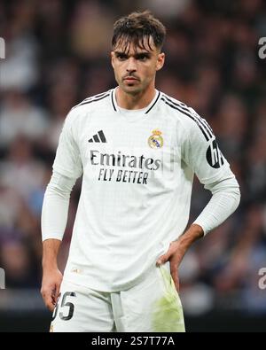 Madrid, Spanien. Januar 2025. Raul Asencio von Real Madrid während des La Liga EA Sports Matches zwischen Real Madrid und UD Las Palmas spielte am 19. Januar 2025 im Santiago Bernabeu Stadion in Madrid. (Foto: Bagu Blanco/PRESSINPHOTO) Credit: PRESSINPHOTO SPORTS AGENCY/Alamy Live News Stockfoto