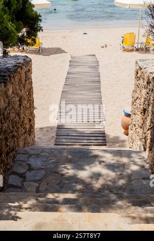 Holzsteg Führt Zum Sandstrand Mit Meerblick Und Sonnenschirmen Stockfoto