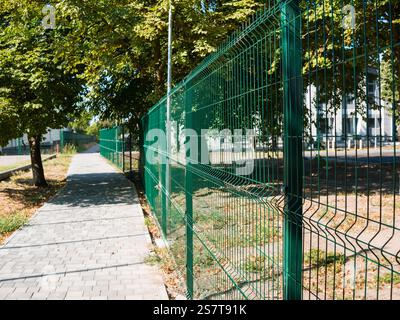 Metallzaun aus Netz mit rechteckigen Zellen. Stockfoto