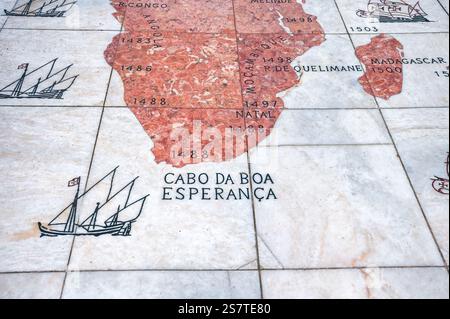 Bodendetail mit Schiffen und Abschnitten einer Karte am Monument to the Discoveries im Hafenviertel. Stockfoto