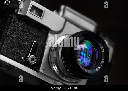 Vintage-Entfernungsmesser-Kamera mit farbigen Objektivfackeln. Nahaufnahme. Stockfoto