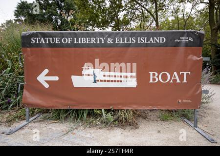 Hinweisbanner für Bootstour zur Freiheitsstatue und Ellis Island, Battery Park, New York City, USA Stockfoto