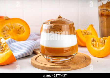 Kürbis-Gewürz-Dalgona-Kaffee-Cocktail, süßer, leckerer Herbstlatte mit Pumokinpüree, Schlagsahne und Schlagsahne-Instant-Dalgona-Kaffeeschaum Stockfoto