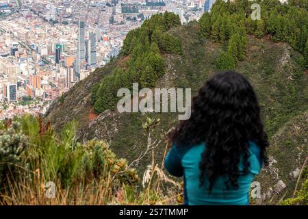 Rückansicht der Frau, die im Berg steht, Blick auf die Stadt Stockfoto