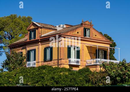 Ehemaliger Palast, heute Apartmenthotel in Sorrent, Italien. Stockfoto
