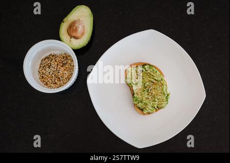 Avocado Toast auf schwarzer Arbeitsplatte Stockfoto