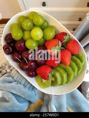Schlürfen Sie an einem nahrhaften tropischen Smoothie-Bogen Stockfoto