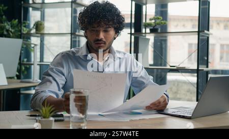 Fokussierter Geschäftsmann Geschäftsmann Buchhalter Büroangestellter schreibt Ideen in Notizbuchpapiere arabischer indischer Student schreibt Notizen Dateninformationen e Stockfoto