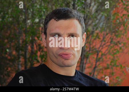 DAS DATENSATZDATUM WURDE NICHT ANGEGEBEN. Vitali Klitschko, geboren am 19. Juli 1971 in Belowodsk, Kirgisische SSR, Sowjetunion, ist ein ukrainischer Politiker, Sportwissenschaftler und ehemaliger Profiboxer. Klitschko ist Champion im Ruhestand des WBC im Schwergewicht sowie ehemaliger Weltmeister nach Version der WBO. Insgesamt gehen 87 Prozent seines Gegners k.o.. Dies ist eine der höchsten Quoten in der Geschichte des Profiboxens. Seit seinem Rückzug vom Profiboxen ist Klitschko in der Ukraine politisch tätig. Er ist Gründer der Partei UDAR und wurde am 25. Mai 2014 zum Bürgermeister von Kiew gewählt. Sein j Stockfoto